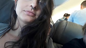 Gostosa se masturbando dentro do avião