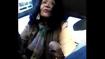 otro video de la madura chupando la pija en auto por 50 mangos